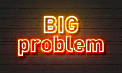 Obraz premium Big problem neon sign on brick wall background.