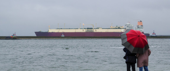 LNG TANKER IN THE PORT © Wojciech Wrzesień