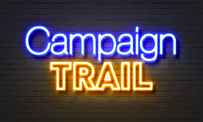 Obraz premium Campaign trail neon sign on brick wall background.