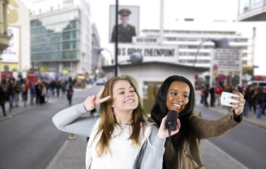 Freundinnen machen mit Handy ein Selfie in Berlin