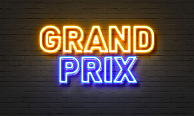 Obraz premium Neonowy znak Grand Prix na tle ściany z cegły.