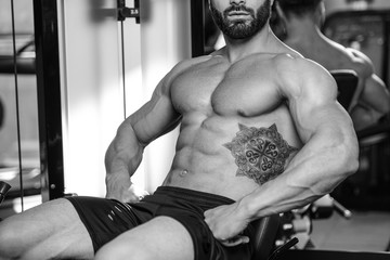 Fototapeta na wymiar Caucasian sexy fitness model in gym close up abs.