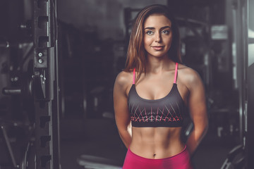 Obraz premium Caucasian sexy fitness female model in gym close up abs.