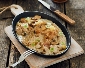Chicken leg with mushrooms and apple cream