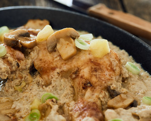 Chicken leg with mushrooms and apple cream