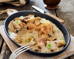 Chicken leg with mushrooms and apple cream