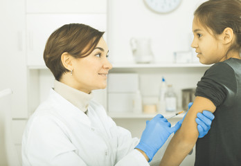 Fototapeta premium Doctor makes injection girl