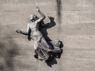 statua di donna che vola