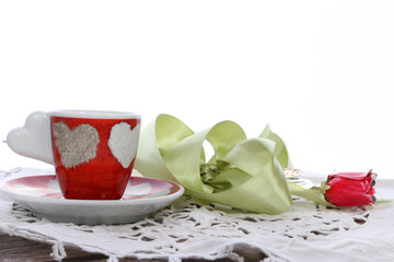 Tazza da caffè con cuori e fiocco di raso verde con rosa