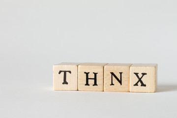 THNX、thanksの文字の書かれた木製のブロック