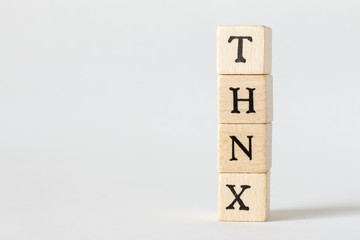 THNXの文字の書かれた木製のブロック