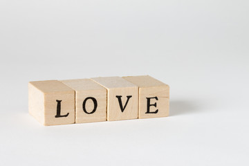 LOVEの文字の書かれた木製のブロック
