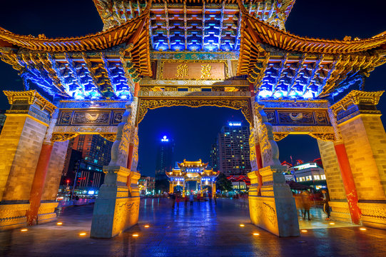 Fototapeta Archway jest tradycyjnym dziełem architektury i godłem miasta Kunming, Yunan, Chiny.