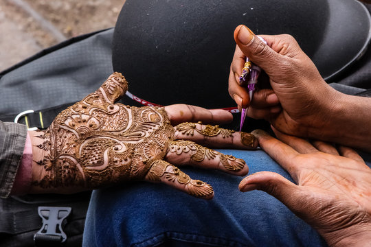 Henna hand painting, Johari Bazar, Jaipur, India