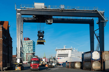 Lastkraftwagen unter der Containerbrücke