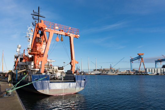 Forschungsschiff im Hafen an der Pier