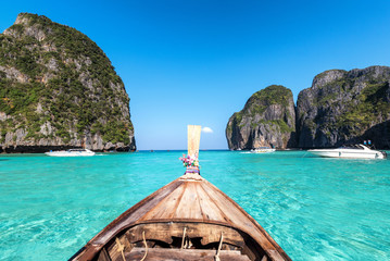 Naklejka premium Amzing view from over longtail boat Travel vacation background - Beautiful sea tropical island and sky of Maya bay - Phi-Phi island, Krabi Province, Thailand.