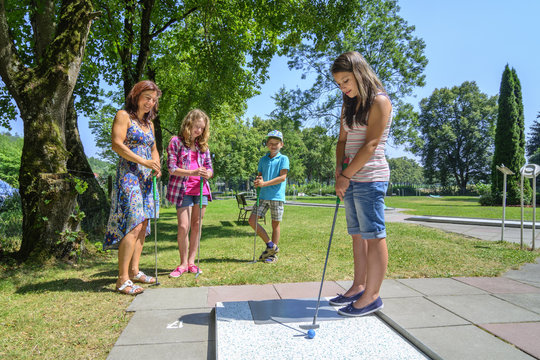 Freizeitspa&szlig; Minigolf mit der ganzen Familie