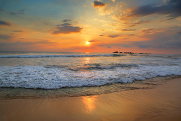 paysage avec mer coucher de soleil sur la plage