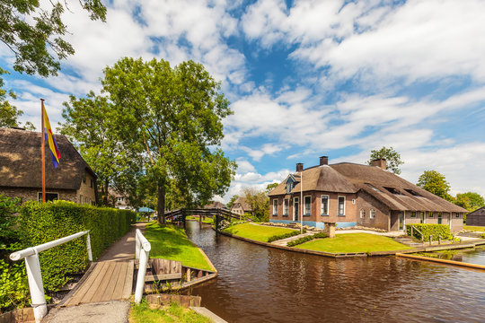 Farm houses in the ancient Dutch village of Giethoorn