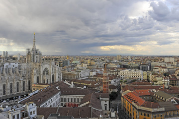 Obraz premium Italia - Milano - Galleria Vittorio Emanuele e Skyline durante il tramonto - Duomo