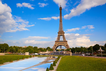 Fototapeta na wymiar Eiffel Tower in Paris under blue sky France