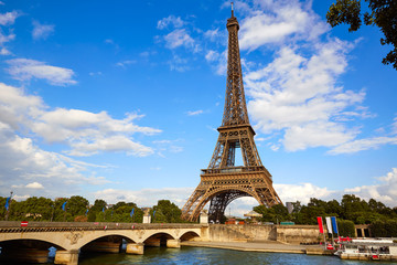 Fototapeta na wymiar Eiffel Tower in Paris under blue sky France