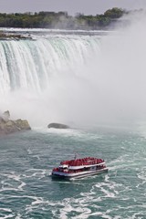 Fototapeta premium Beautiful isolated photo of a ship near amazing Niagara waterfall