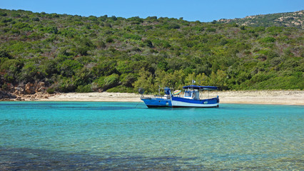 Bateaux de p&ecirc;che corse sur la plage Cala di Conca 