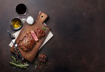 Foto op Plexiglas Gegrilde ribeye biefstuk met rode wijn, kruiden en specerijen © karandaev