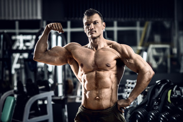 Fototapeta na wymiar portrait bodybuilder in gym