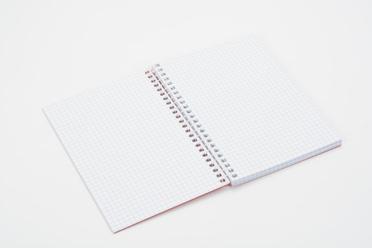 Cuaderno o libreta abierta con dibujo en cuadrícula, aislada sobre fondo blanco