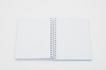 Cuaderno o libreta abierta con dibujo en cuadrícula, aislada sobre fondo blanco