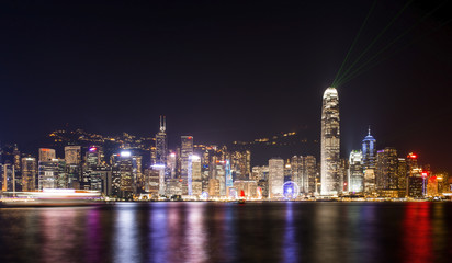 Obraz premium Stunning view of Hong Kong skyline and Victoria harbour seen from Harbour City from where is possible to attend the Symphony of Light, smooth water flowing in the foreground, Hong Kong.