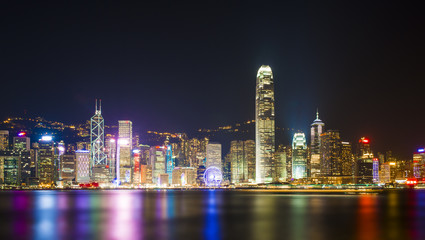 Obraz premium Stunning view of Hong Kong skyline and Victoria harbour seen from Harbour City from where is possible to attend the Symphony of Light, smooth water flowing in the foreground, Hong Kong.