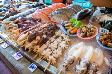 Obraz premium row of seafood in the Asian market