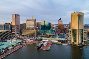Fototapeta premium Widok z lotu ptaka na port wewnętrzny w Baltimore w stanie Maryland.