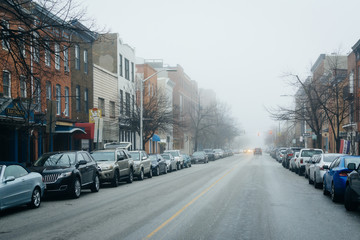Obraz premium Aliceanna Street in fog, in Fells Point, Baltimore, Maryland.
