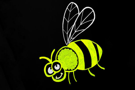 Gezeichnete Biene auf schwarzer Tafel