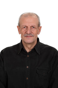 Portret przystojnego, uśmiechniętego, starego mężczyzny, na białym tle.