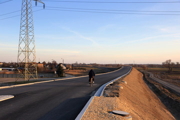 Rowerzysta na nowej drodze z Opola do elektrowni. - obrazy, fototapety, plakaty