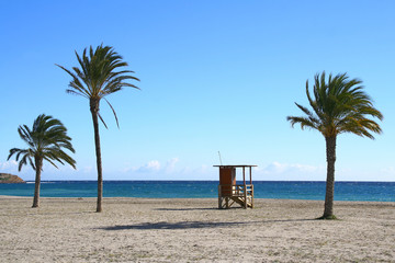 poste de secourisme sur la plage de Carboneras en Espagne