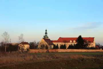 Kościół, zamek, klasztor w Czarnowąsach, jesienią. - obrazy, fototapety, plakaty