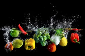 Crédence en verre imprimé Cuisine Les légumes éclaboussent dans l& 39 eau