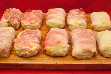 Mit Hähnchenfleisch gefüllte Chinakohl-Röllchen