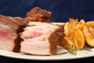 Frittierter Schweinebauch mit Kartoffelspalten
