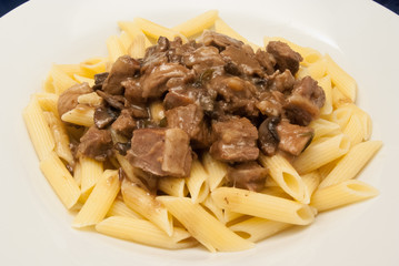 Rinder-Gulasch mit Penne Rigate
