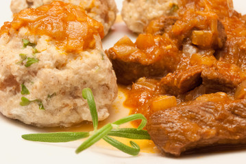Rinder-Gulasch mit Petersilien-Knödel und Tomaten-Sauce