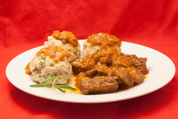 Rinder-Gulasch mit Petersilien-Knödel und Tomaten-Sauce
