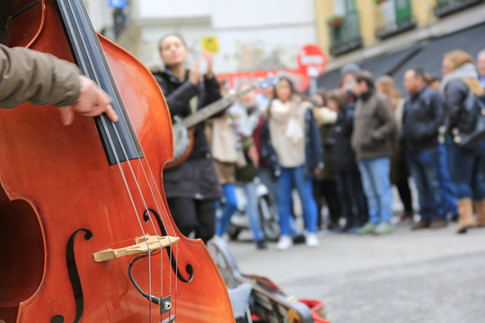 m&uacute;sicos tocando en la calle con gente m&uacute;sica urbana bajo U84A8416-f17